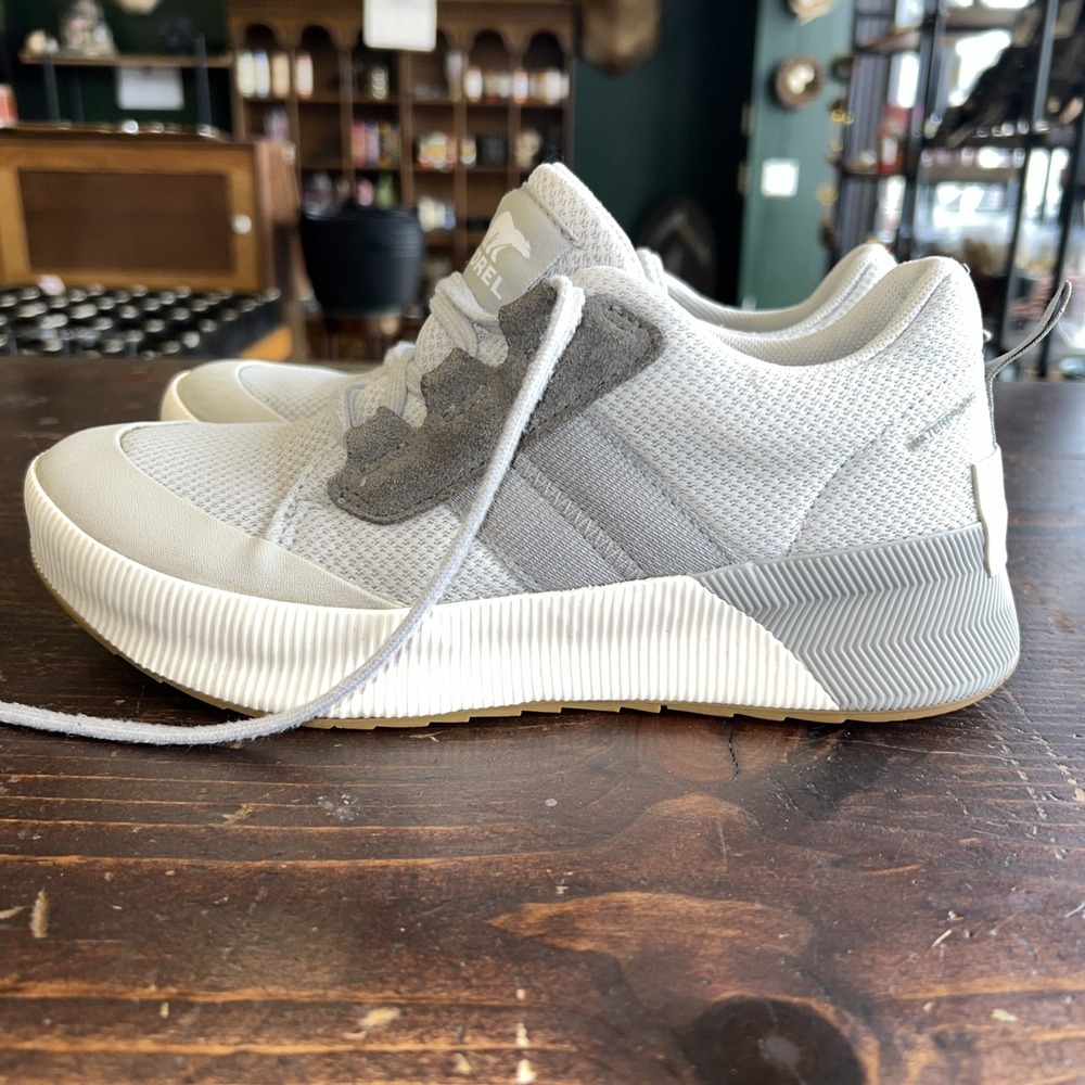 NEW SOREL WOMEN'S OUT N ABOUT™ III LOW SNEAKER Size 8.5 /Moonstone, Dove